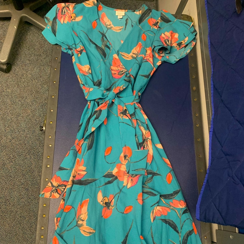 Beautiful Floral Dress - Picture 6 of 9
